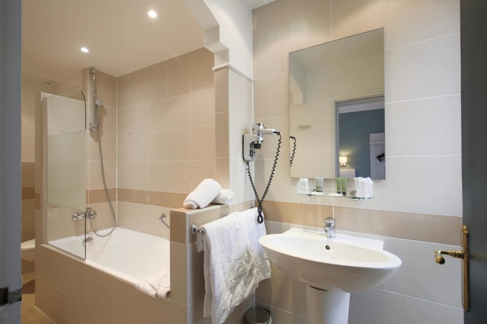 Standard Double or Twin Room | Bathroom | Shower, free toiletries, hair dryer, towels