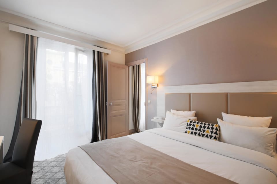 Hypo-allergenic bedding, in-room safe, individually decorated, desk