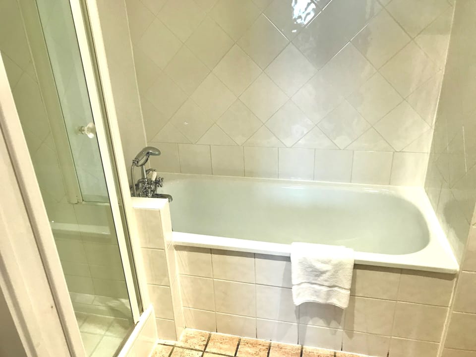 Combined shower/tub, deep soaking tub, free toiletries, hair dryer