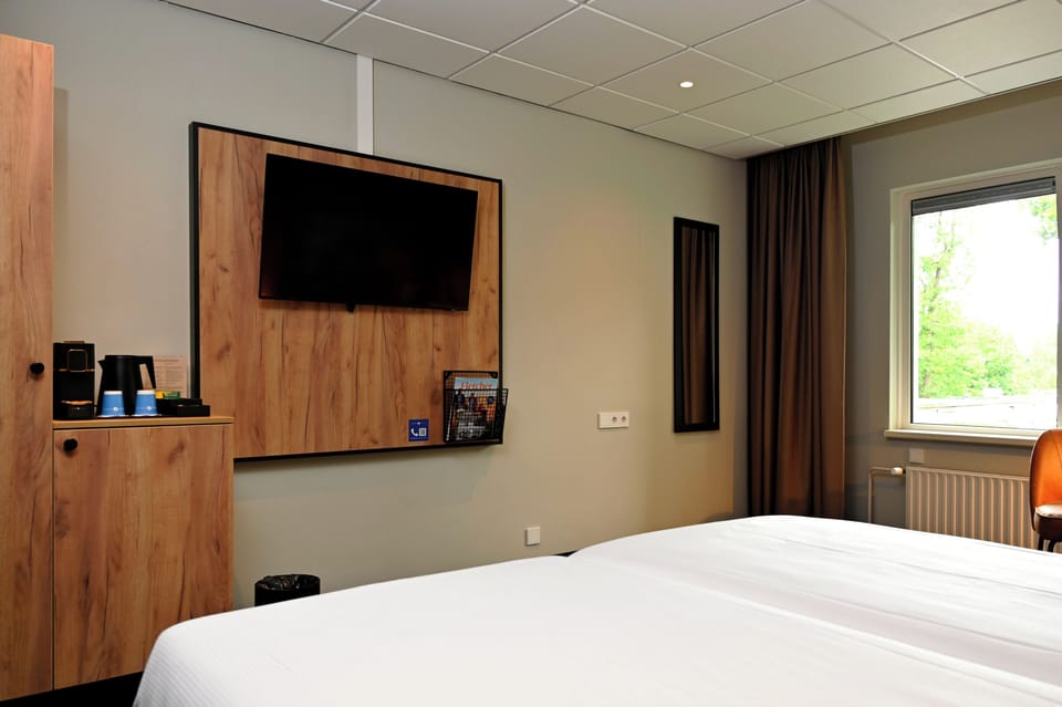 Comfort Double Room | In-room safe, WiFi (free), bed sheets