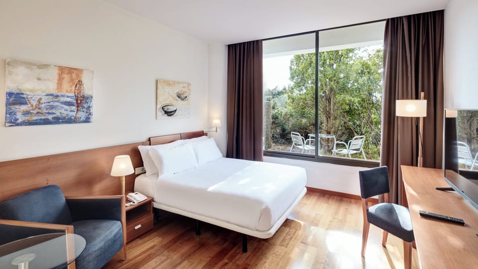 Classic Double Room | In-room safe, desk, blackout drapes, soundproofing