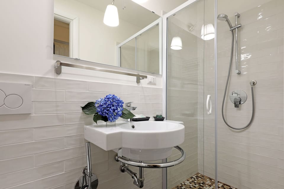 Superior Double Room | Bathroom | Shower, rainfall showerhead, hair dryer, towels