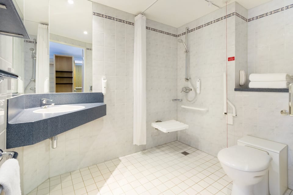 Room, 1 Double Bed, Accessible (Free Hot Breakfast) | Bathroom | Shower, hair dryer, towels