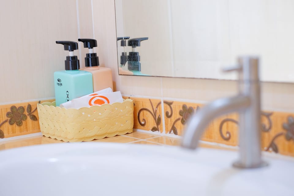 Family Studio Suite | Bathroom | Shower, free toiletries, bidet, towels