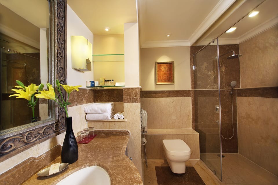 Combined shower/tub, deep soaking tub, free toiletries, hair dryer