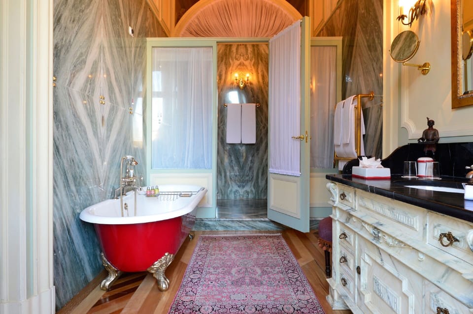 Royal Suite (Prince's Suite) | Bathroom | Deep soaking tub, free toiletries, hair dryer, bathrobes