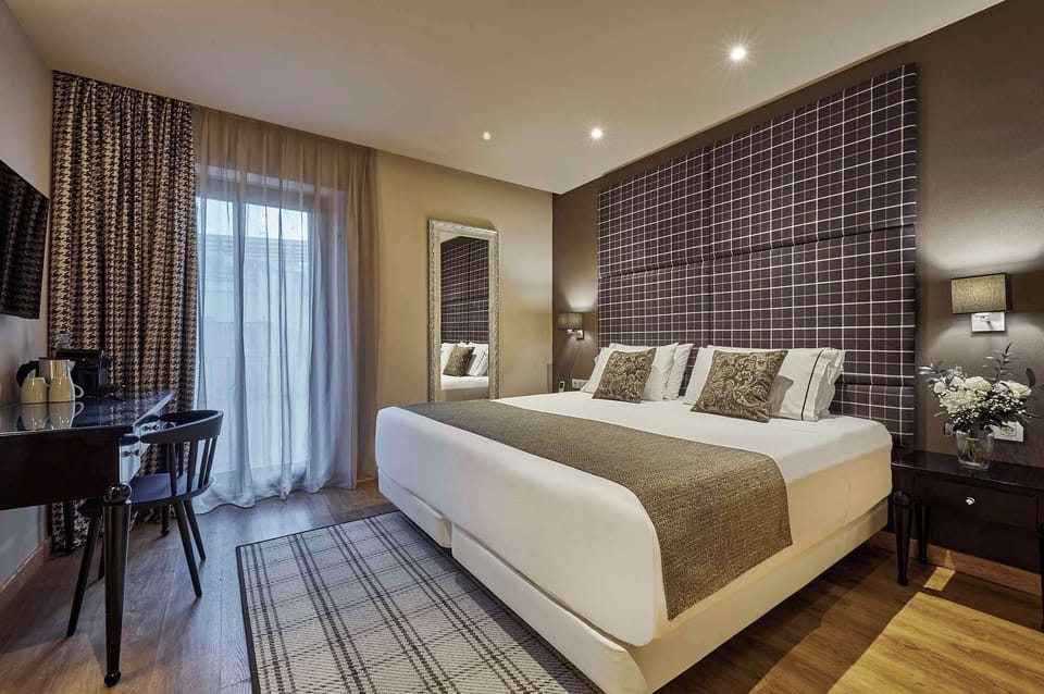 Premium bedding, in-room safe, desk, blackout drapes