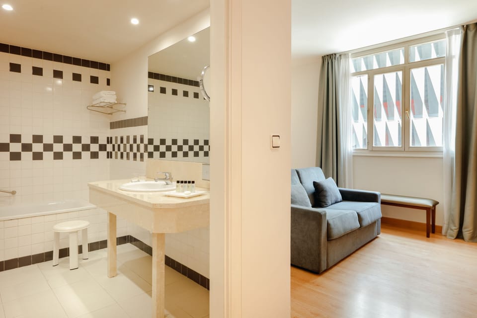 Combined shower/tub, free toiletries, hair dryer, bidet
