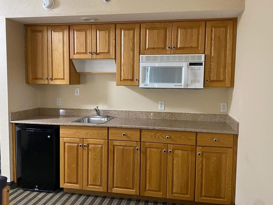 King Suite  | Desk, iron/ironing board, free WiFi, bed sheets