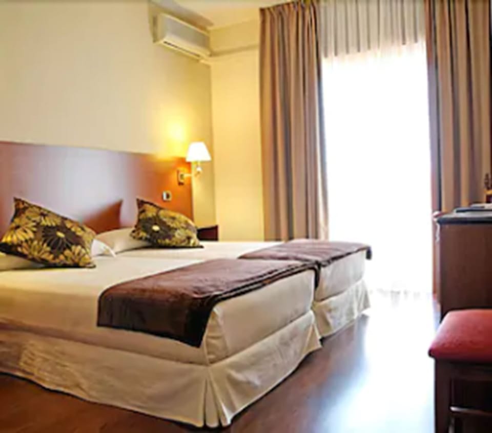 Down comforters, in-room safe, desk, free WiFi