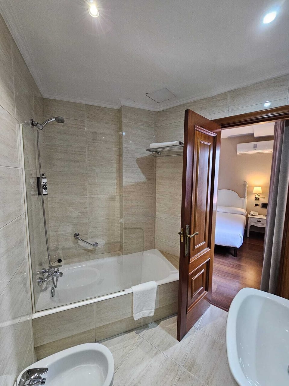 Single Room | Bathroom | Free toiletries, hair dryer, towels