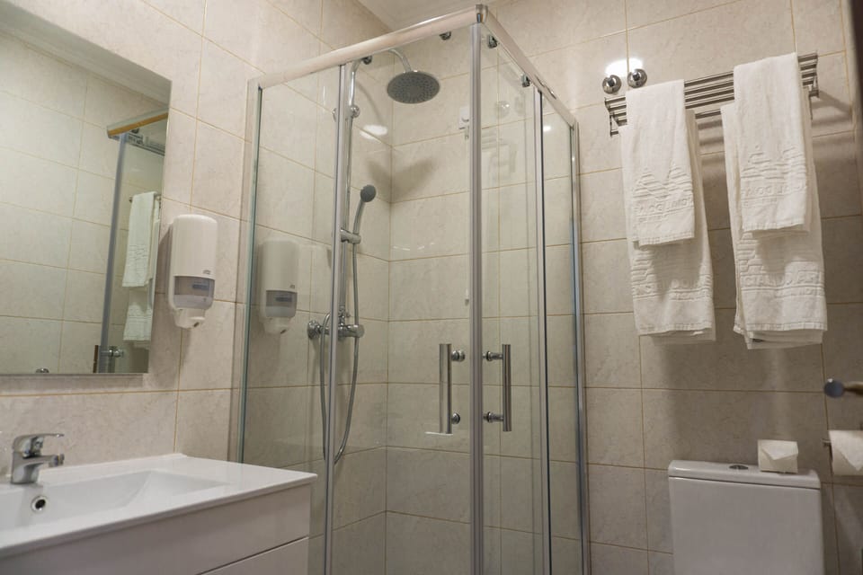 Combined shower/tub, free toiletries, towels