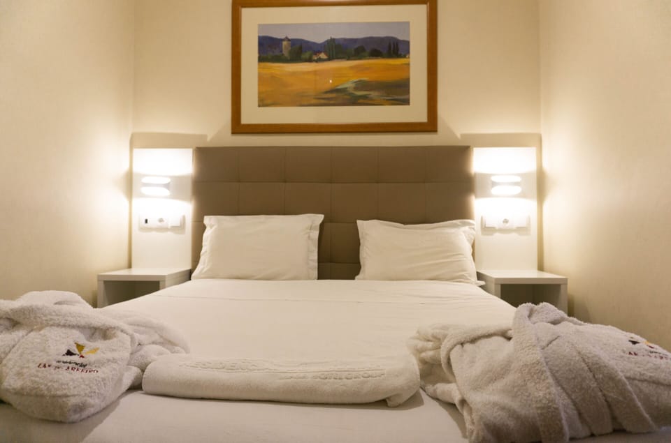 Twin Room | In-room safe, blackout drapes, soundproofing, free cribs/infant beds