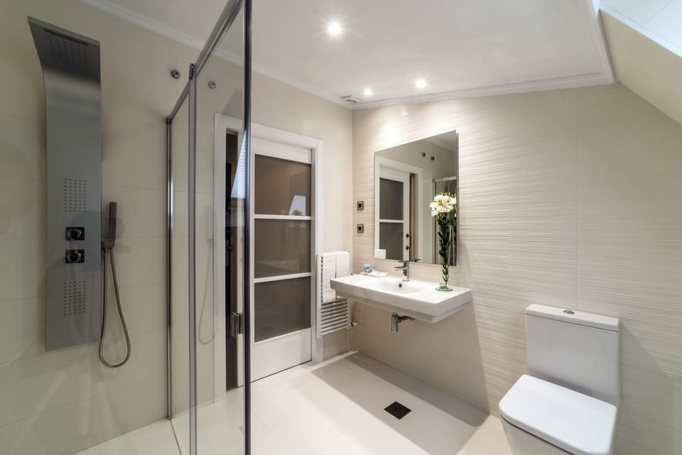 Combined shower/tub, designer toiletries, hair dryer, bidet
