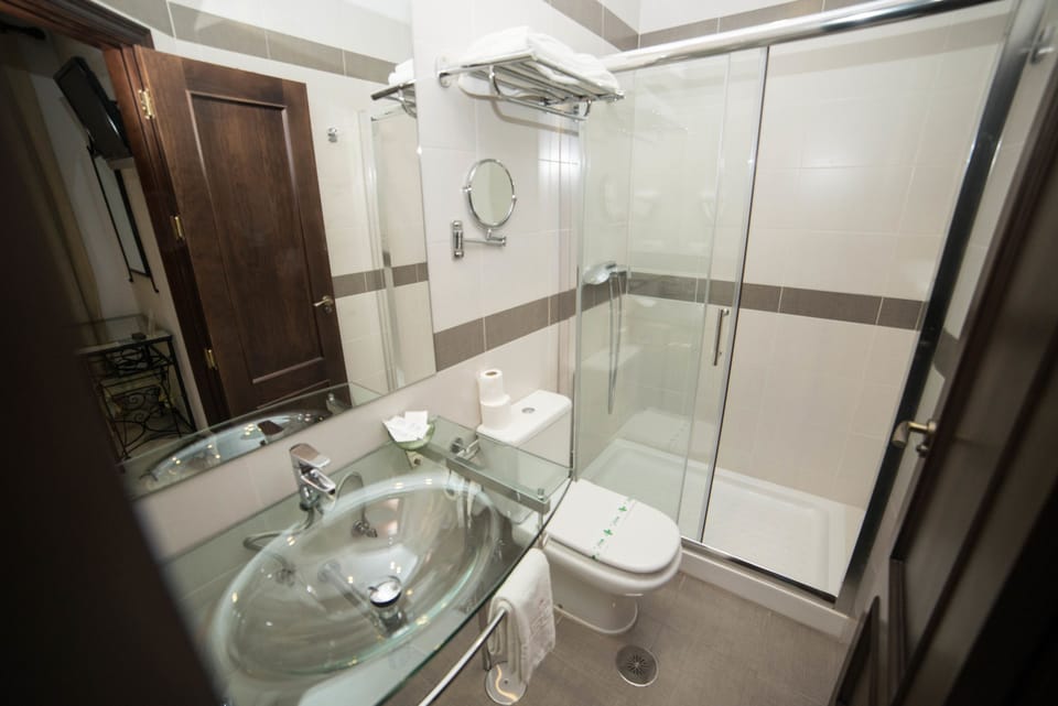 Single Room | Bathroom | Hair dryer, bidet, towels