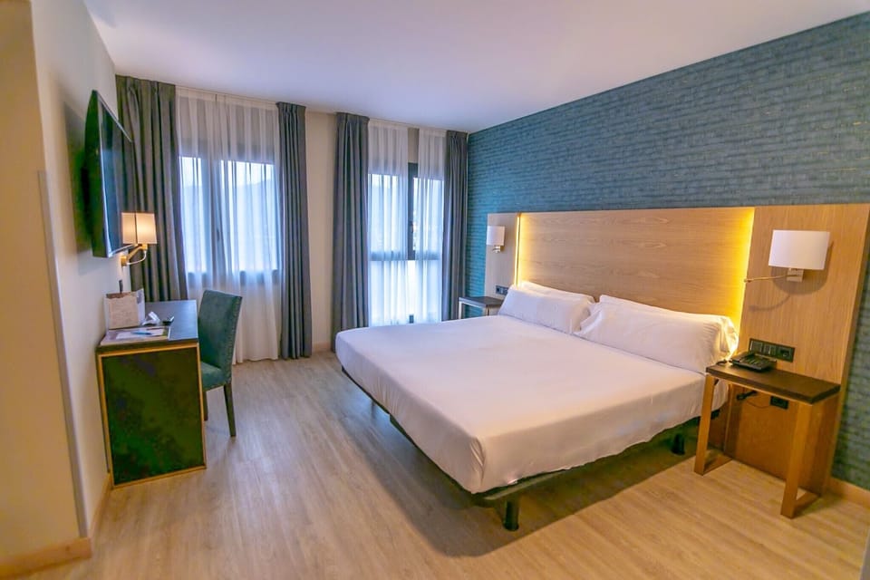 Superior Double Room | Minibar, in-room safe, desk, free WiFi