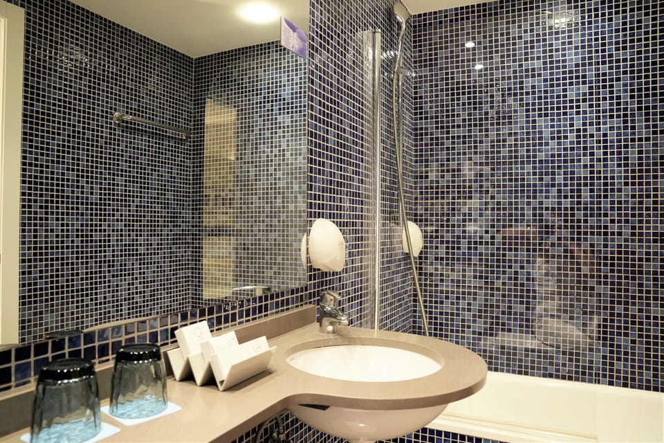 Deep soaking tub, free toiletries, hair dryer, towels