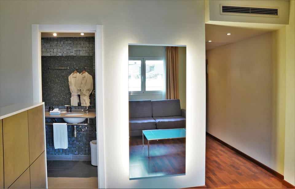 Deep soaking tub, free toiletries, hair dryer, towels