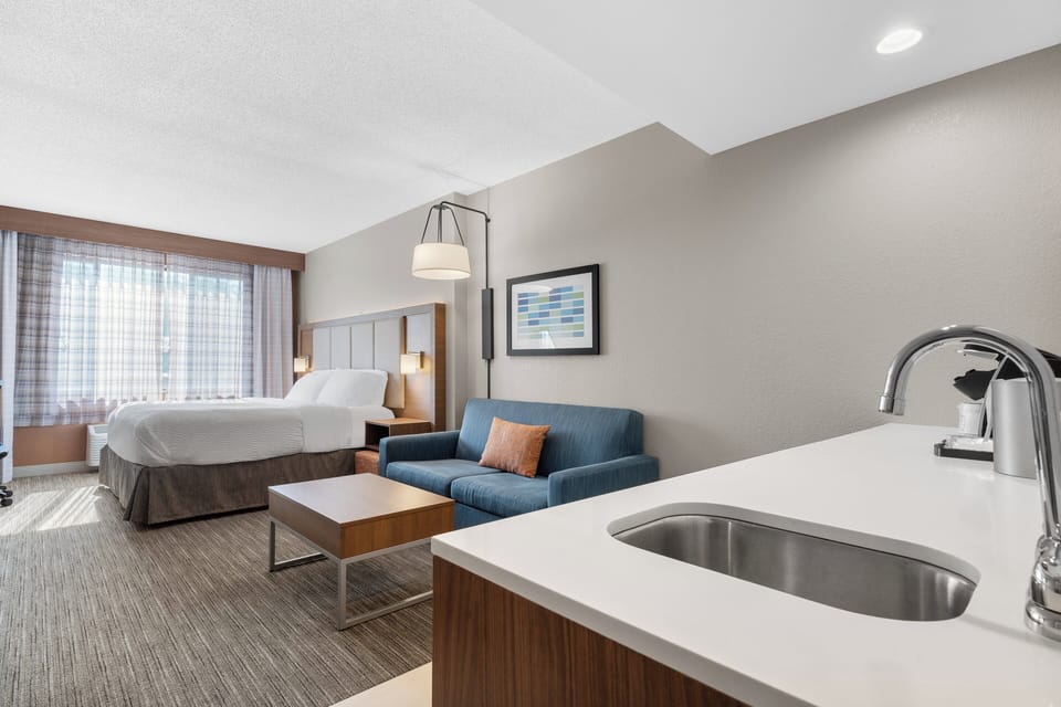 Hypo-allergenic bedding available, in-room safe, desk, blackout drapes