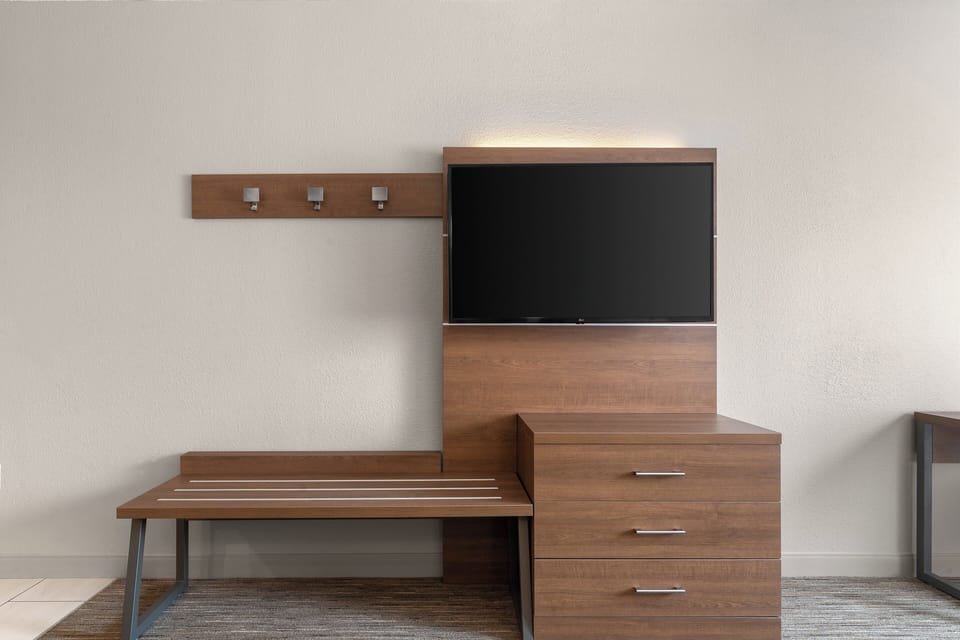 Hypo-allergenic bedding, in-room safe, desk, blackout drapes