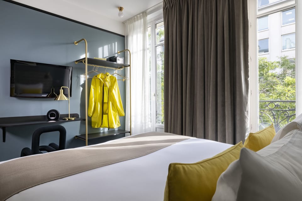 Premium bedding, in-room safe, desk, blackout drapes