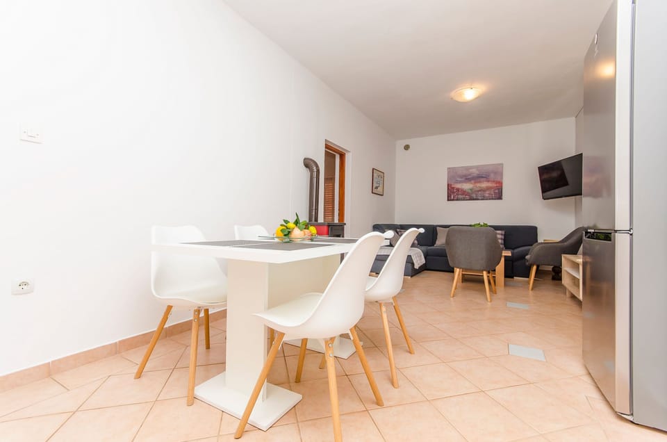 Apartment (A1) | Dining