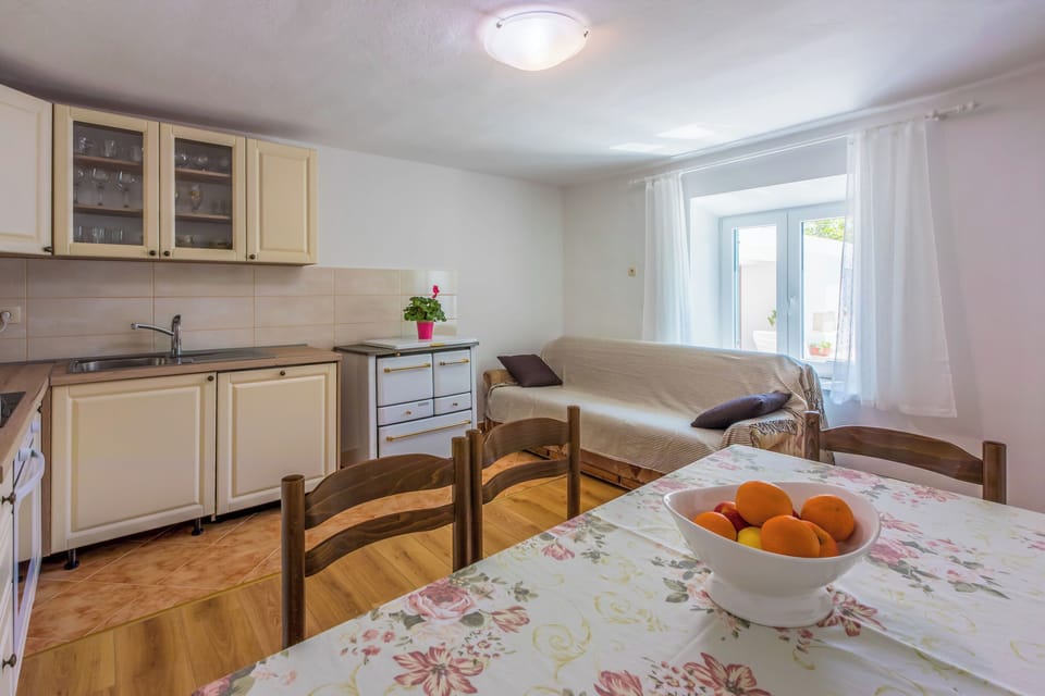 House | Private kitchen | Fridge, microwave, oven, stovetop