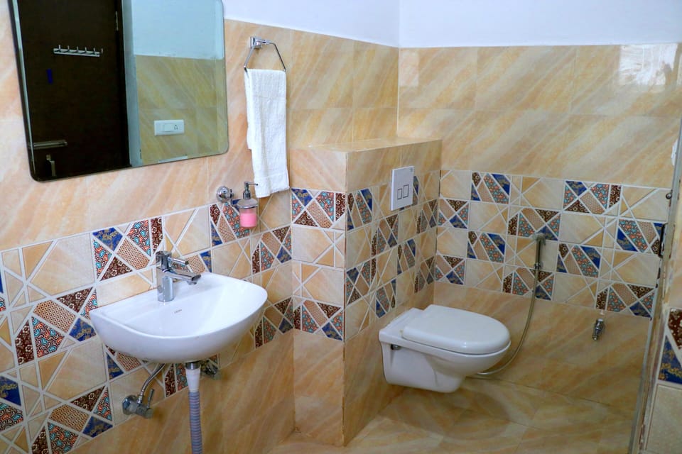 Shower, free toiletries, towels