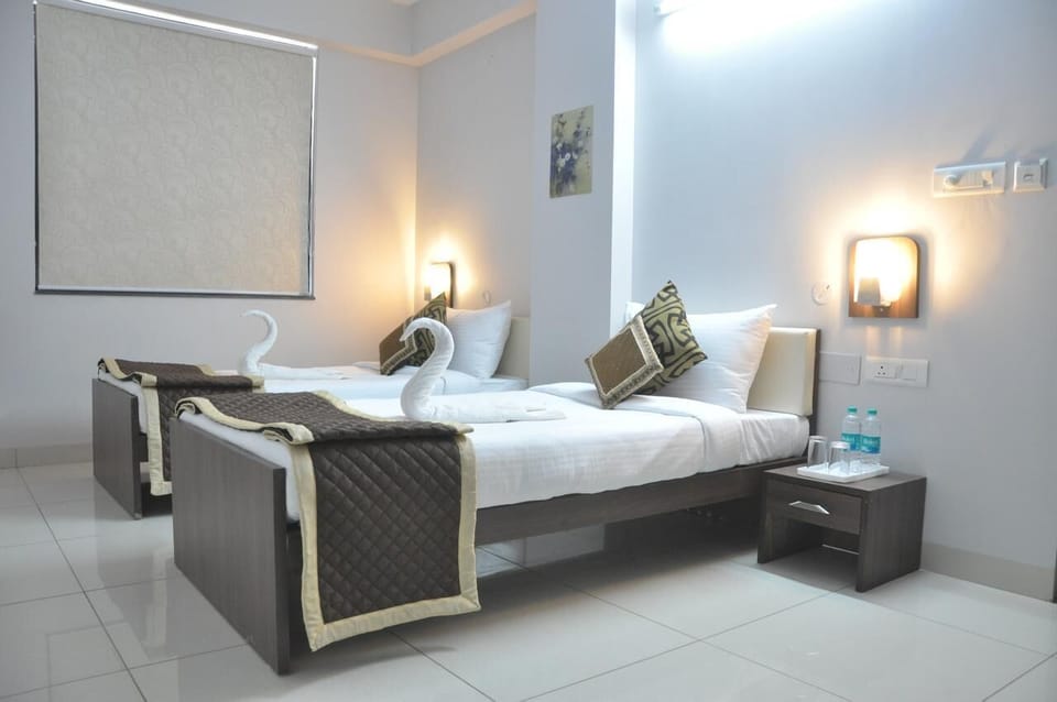 Deluxe Double or Twin Room | Desk, free WiFi, bed sheets