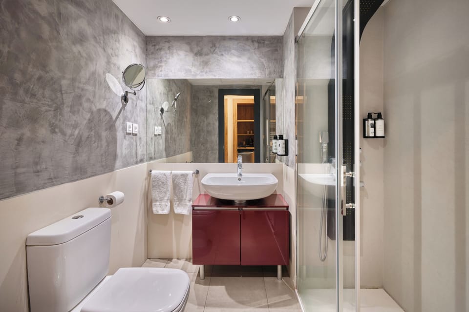 Combined shower/tub, deep soaking tub, eco-friendly toiletries
