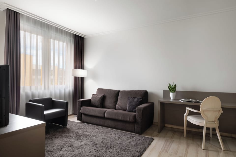 Suite, 1 Queen Bed | Minibar, in-room safe, desk, soundproofing