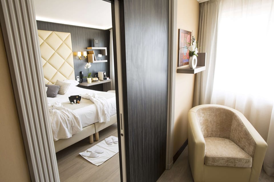 Suite, 1 King Bed, Non Smoking | In-room safe, individually furnished, desk, laptop workspace