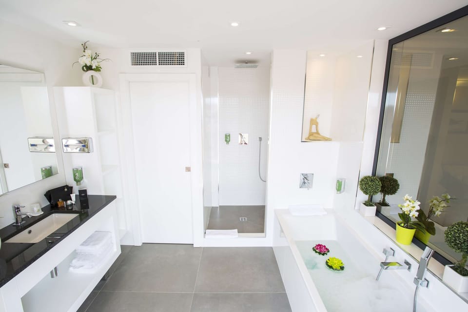 Suite, 1 King Bed, Non Smoking | In-room safe, individually furnished, desk, laptop workspace