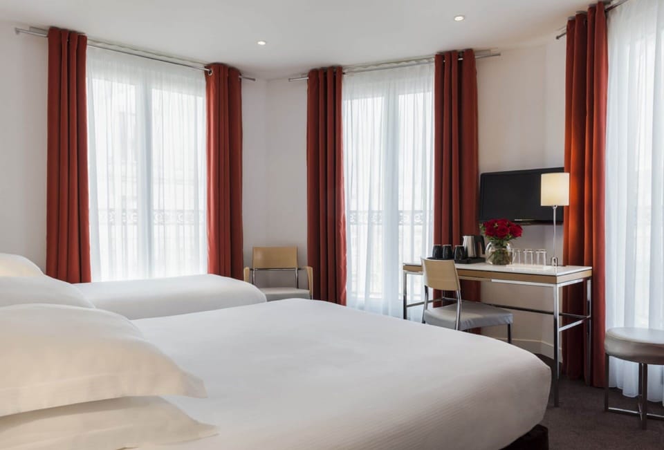 Deluxe Room | Minibar, in-room safe, desk, soundproofing