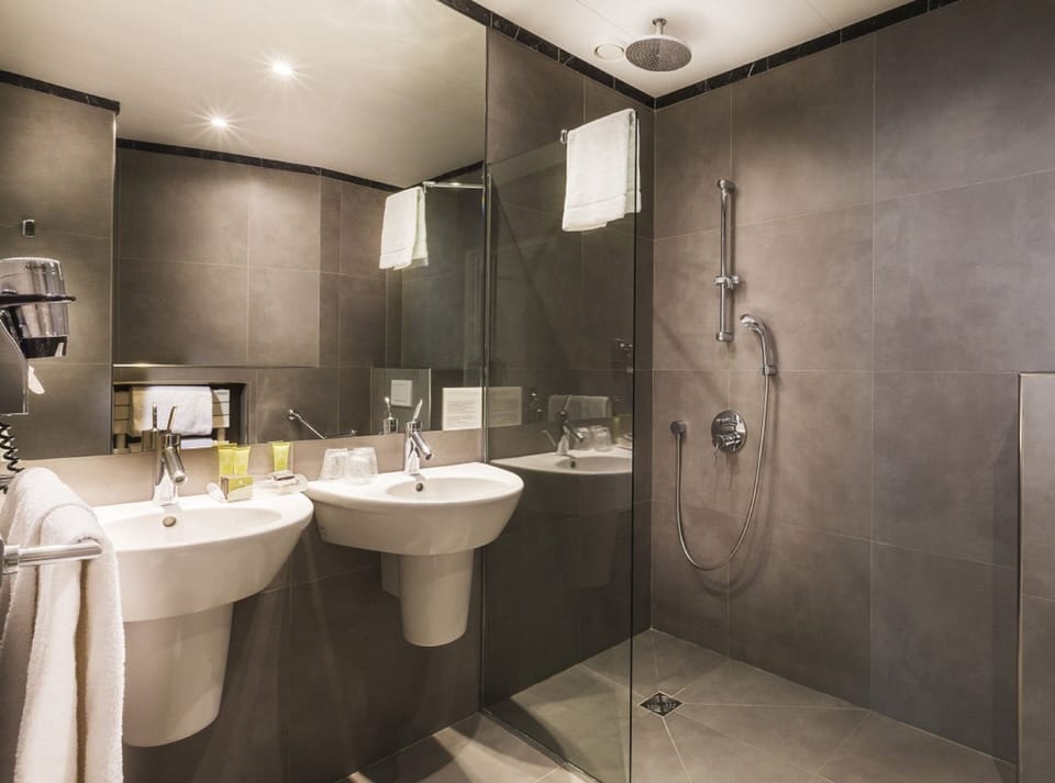 Junior Suite | Bathroom | Shower, hydromassage showerhead, free toiletries, towels