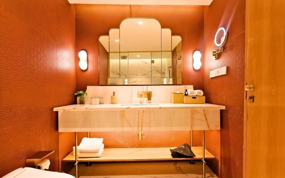 Club Room | Bathroom | Combined shower/tub, free toiletries, hair dryer, bathrobes