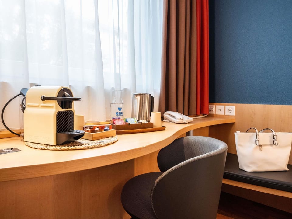 Comfort Room, 1 Queen Bed with Sofa bed | Premium bedding, pillowtop beds, desk, laptop workspace