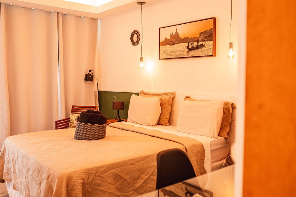 Suite Veneza com varanda | Desk, laptop workspace, free WiFi, bed sheets