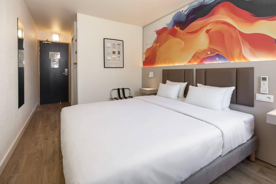 Double Room | Premium bedding, desk, soundproofing, free cribs/infant beds