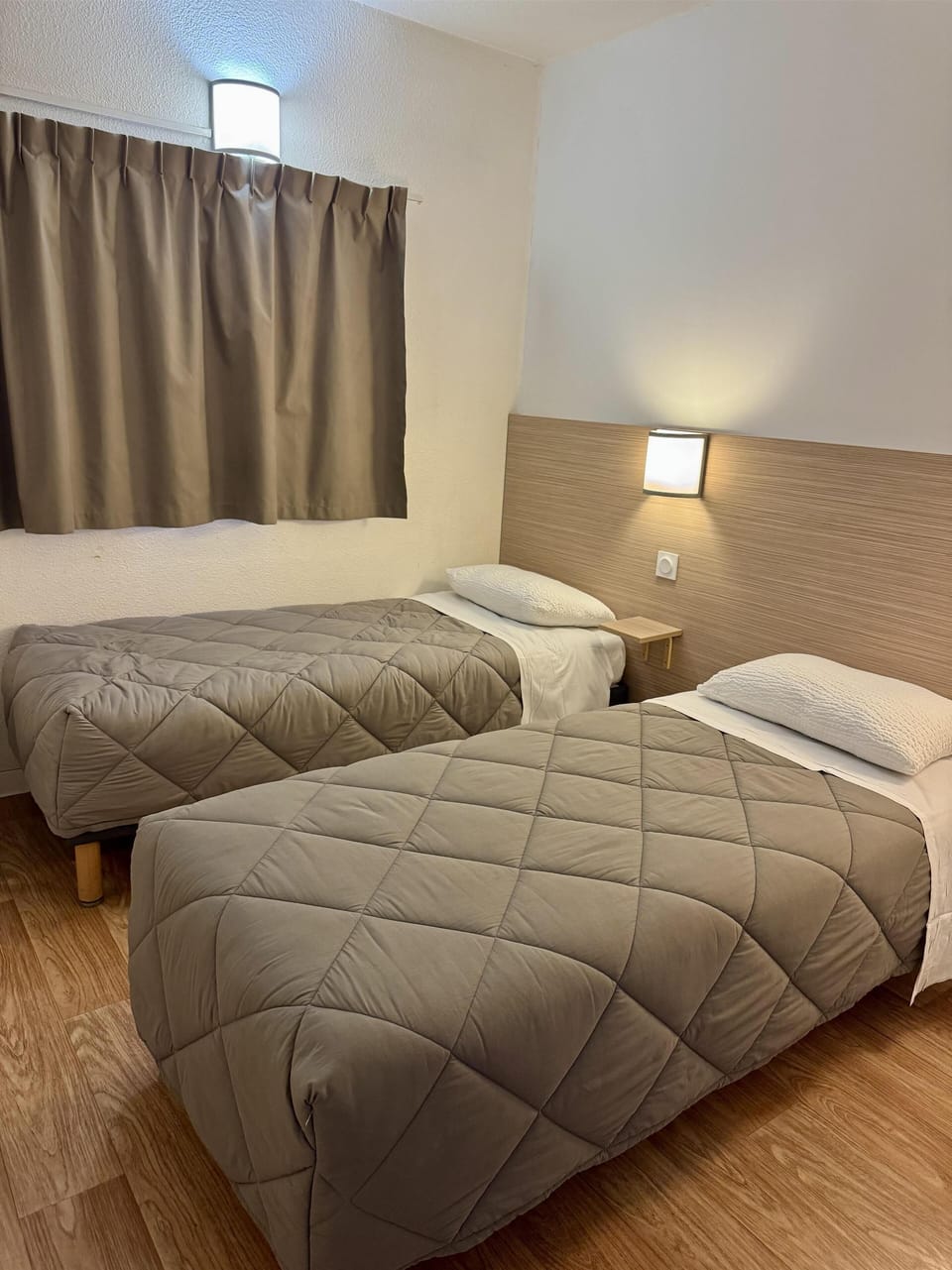 Standard Room, 2 Twin Beds | Free WiFi, bed sheets