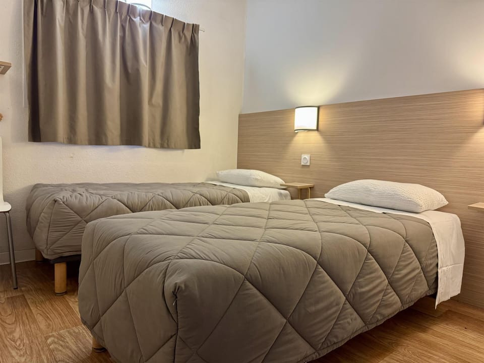 Standard Room, 2 Twin Beds | Free WiFi, bed sheets