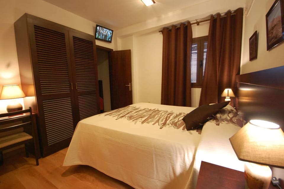 Desk, blackout drapes, rollaway beds, free WiFi