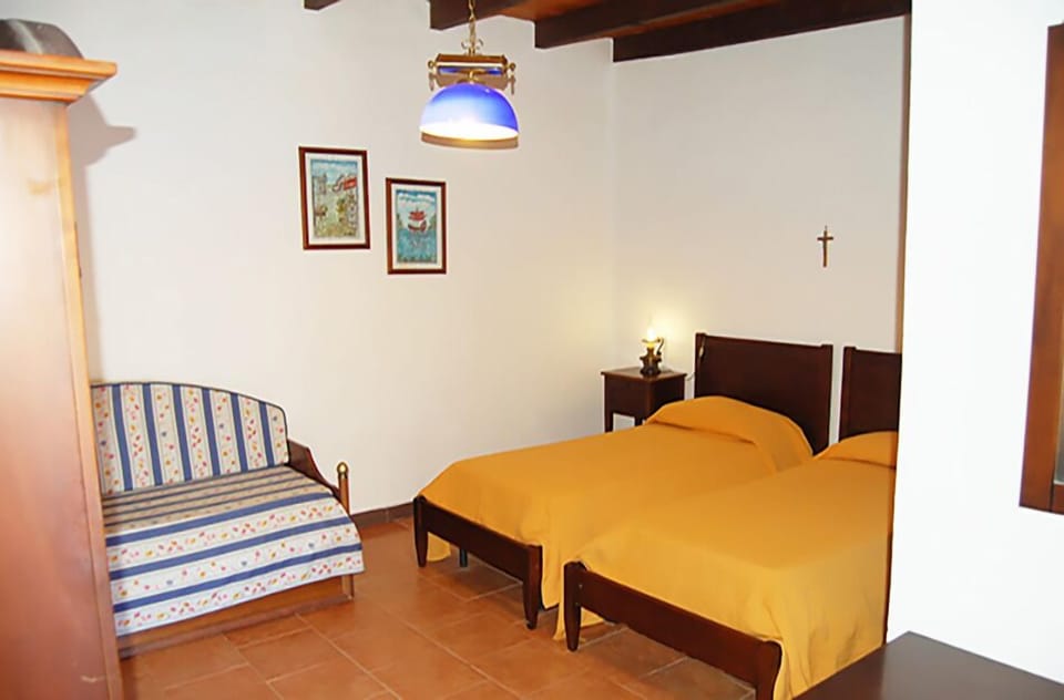 Economy Double Room Single Use, Multiple Beds, Garden View, Garden Area | Bathroom | Shower, free toiletries, hair dryer, bidet