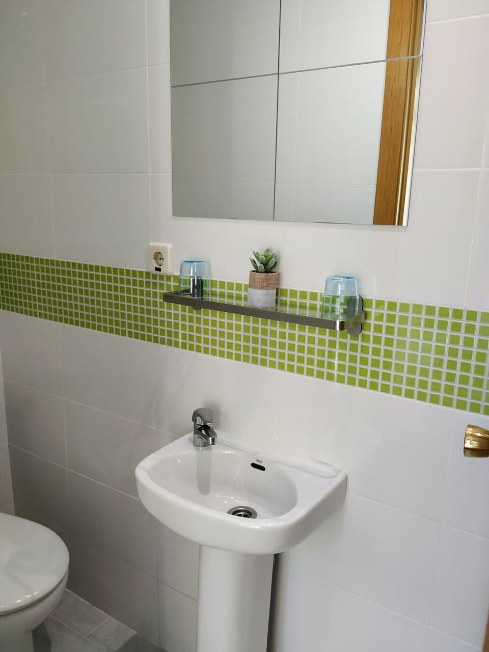 Single Room | Bathroom | Towels, soap, shampoo, toilet paper