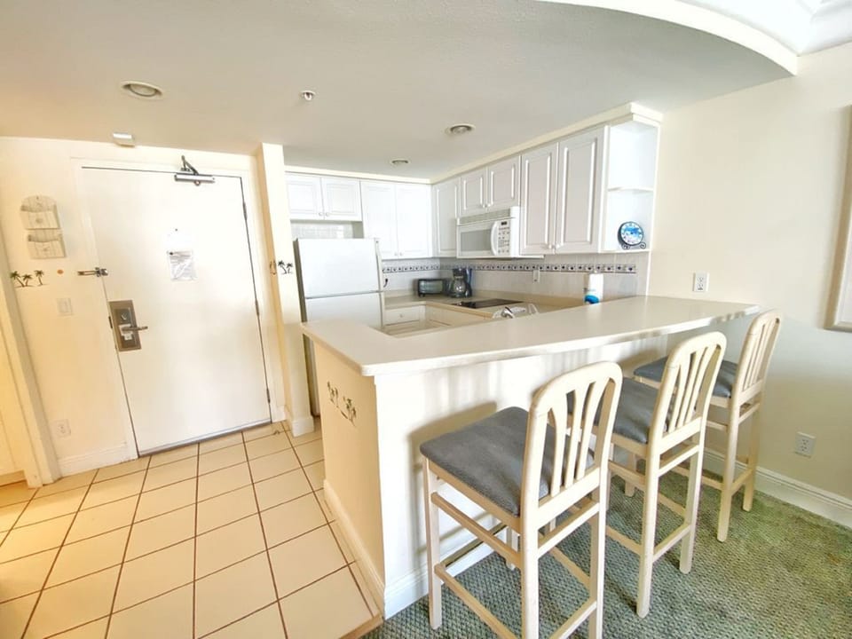 Luxury Studio Suite, 1 Bedroom, Kitchen, Ocean View | Private kitchen | Fridge, microwave, stovetop, cookware/dishes/utensils