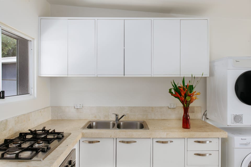 Full-size fridge, microwave, oven, stovetop
