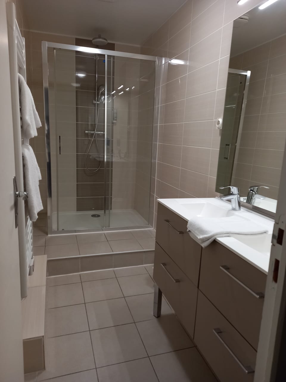 Superior Double Room, 1 Queen Bed (Charme, Hôtel) | Bathroom | Free toiletries, hair dryer, towels, soap