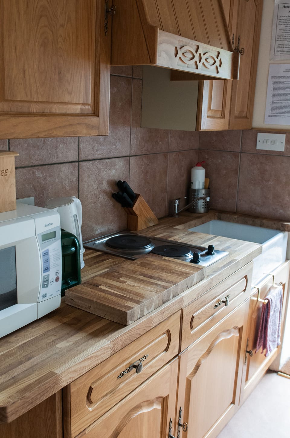Cottage | Private kitchen | Fridge, microwave, stovetop, electric kettle