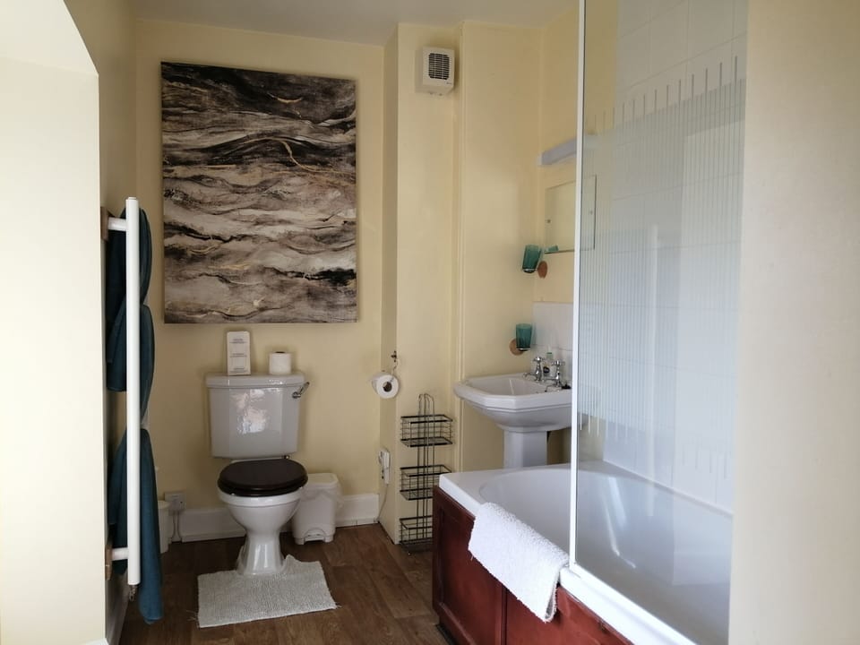 Deluxe Double Room, Ensuite, Mountain View (Four Poster) | Bathroom | Free toiletries, hair dryer, towels