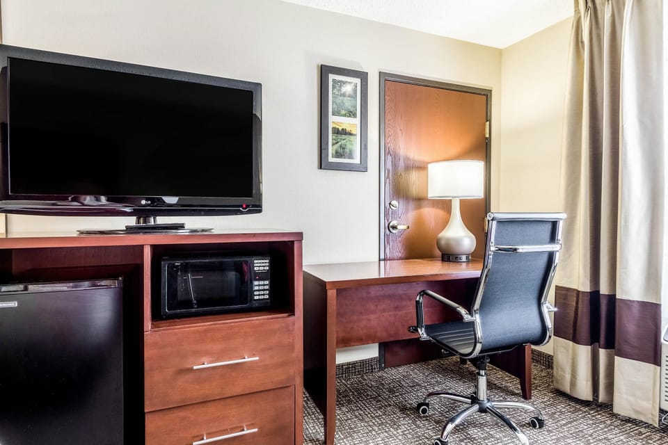 Premium bedding, in-room safe, desk, blackout drapes